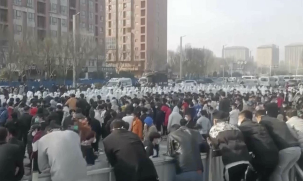 2022 m. lapkričio 23 d. nuotraukoje: protestuotojai Džengdžou mieste centrinėje Kinijos Henano provincijoje, gamyklos teritorijoje.