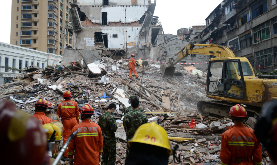 Kinijoje sugriuvo keli pastatai