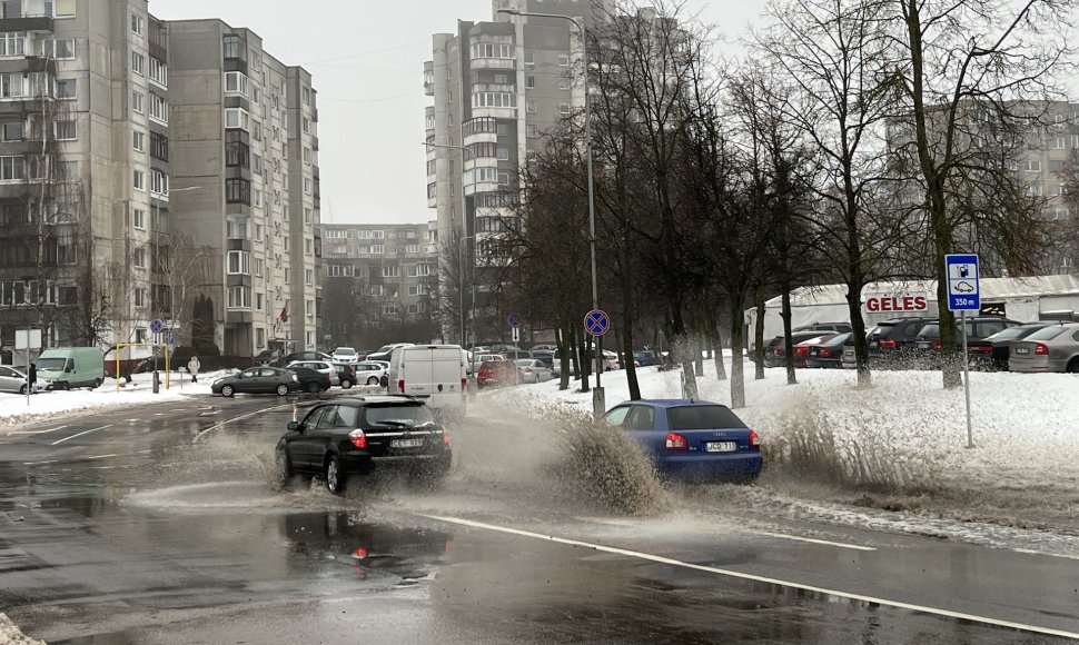 Tirpstantis sniegas Vilniuje užtvenkė ežerus