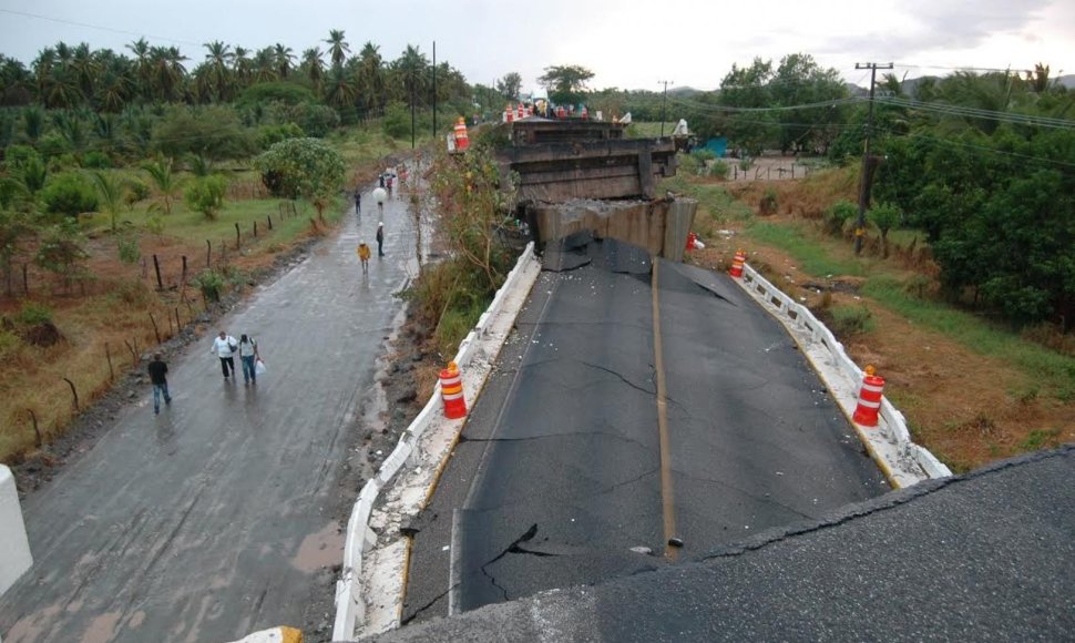Meksikoje per žemės drebėjimą sugriuvo tiltas