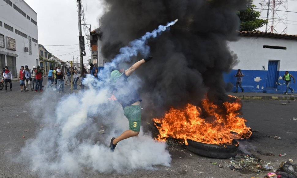 Venesuelos pasienyje per protestą kilo susirėmimai su pareigūnais