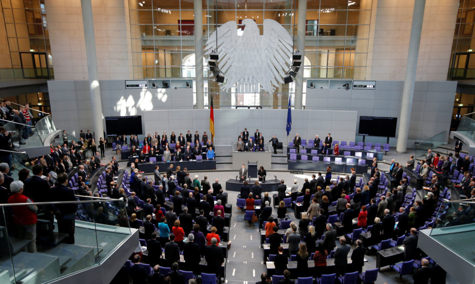 Vokietijos vyriausybės nariai gieda šalies himną