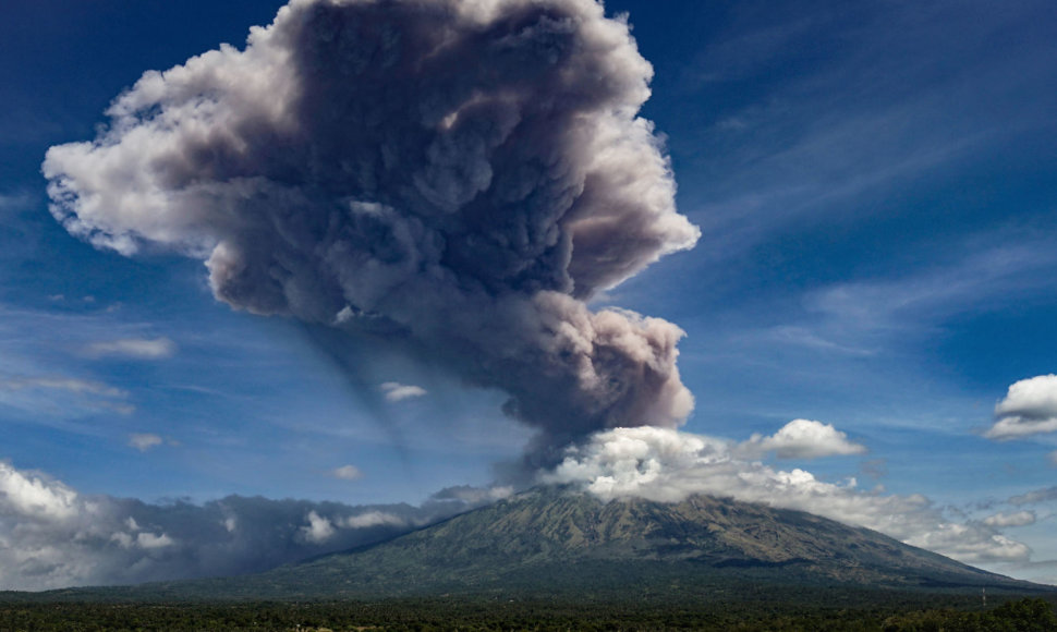 Išsiveržęs Agungo ugnikalnis Balio saloje