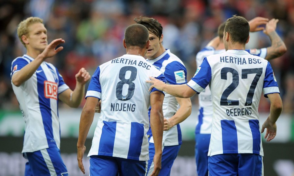 „Hertha“ klubo žaidėjai po įvarčio sveukina vienas kitą