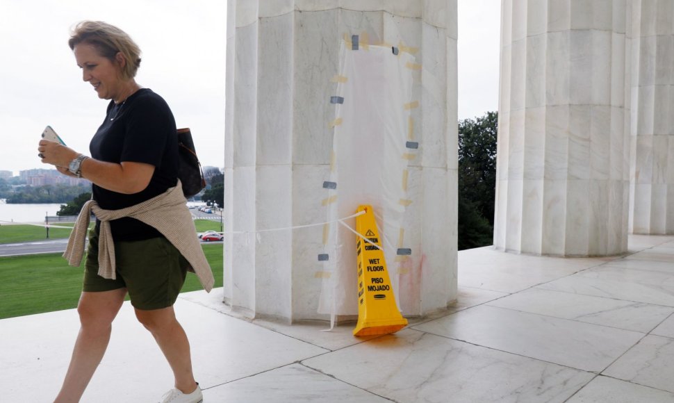 Vašingtone vandalai aprašinėjo Lincolno memorialą