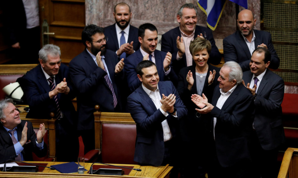 Aleksis Cipras (centre) ir jo vyriausybės nariai po balsavimo dėl pasitikėjimo laimėjimo