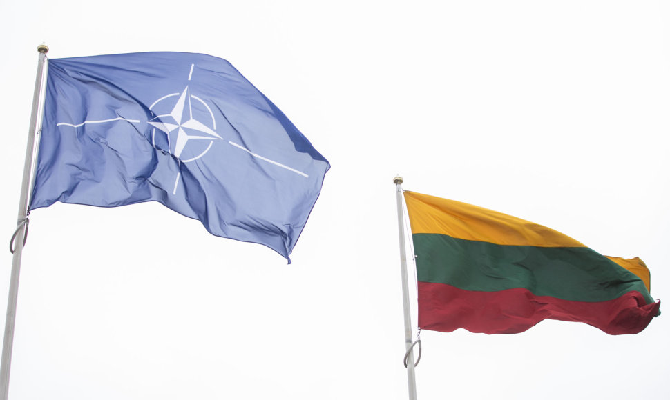 NATO ir Lietuvos vėliavos
