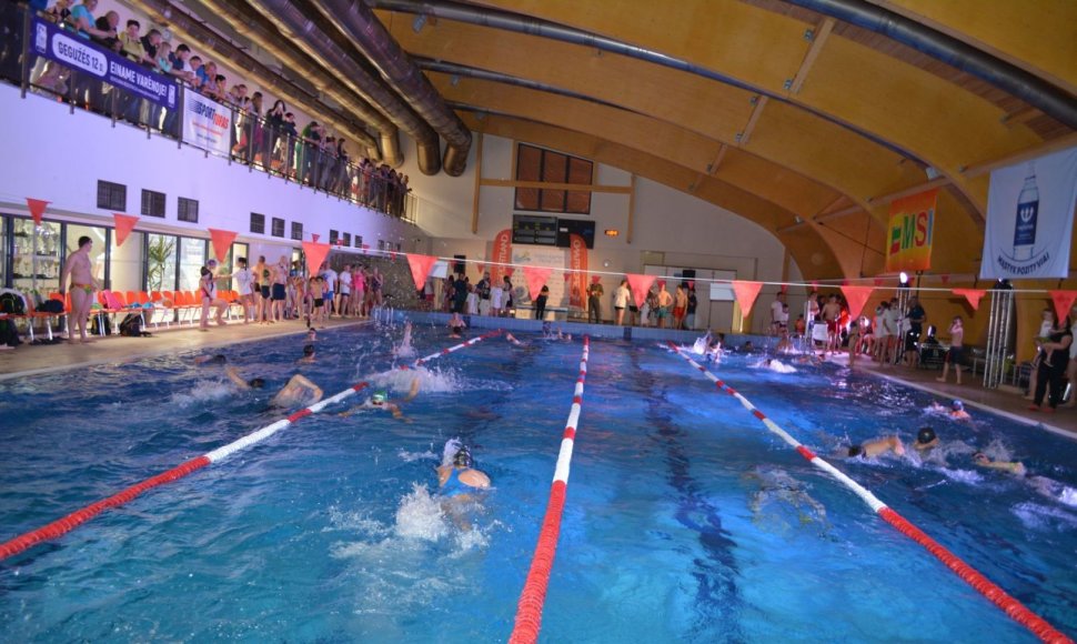 Varėnos baseine organizuojamos Lietuvos šeimų plaukimo varžybos.