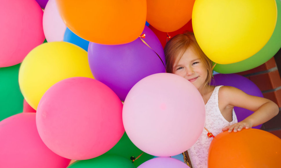 Mergaitė su balionais