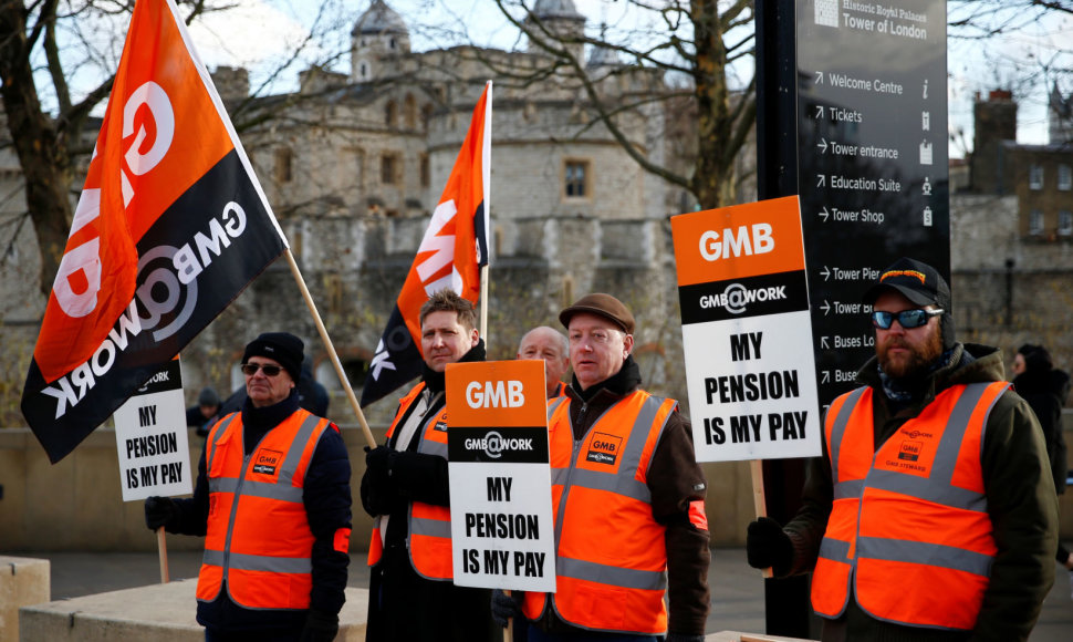Londono Tauerio darbuotojai streikuoja dėl pensijų