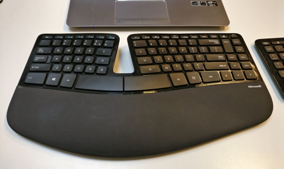 „Microsoft“ klaviatūra iš „Sculpt Ergonomic Desktop“ rinkinio