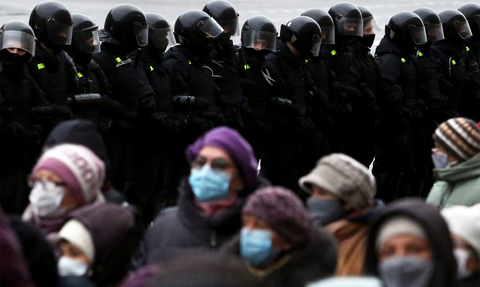 Protestuotojai ir pareigūnai Minske