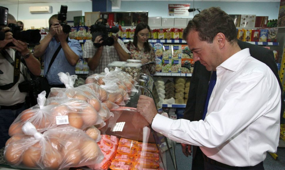 Dmitrijus Medvedevas maisto prekių parduotuvėje
