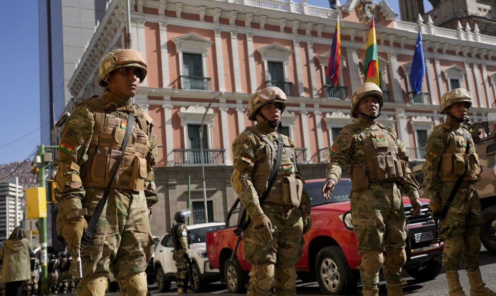 Bolivijos kariai prie prezidento rūmų La Pase