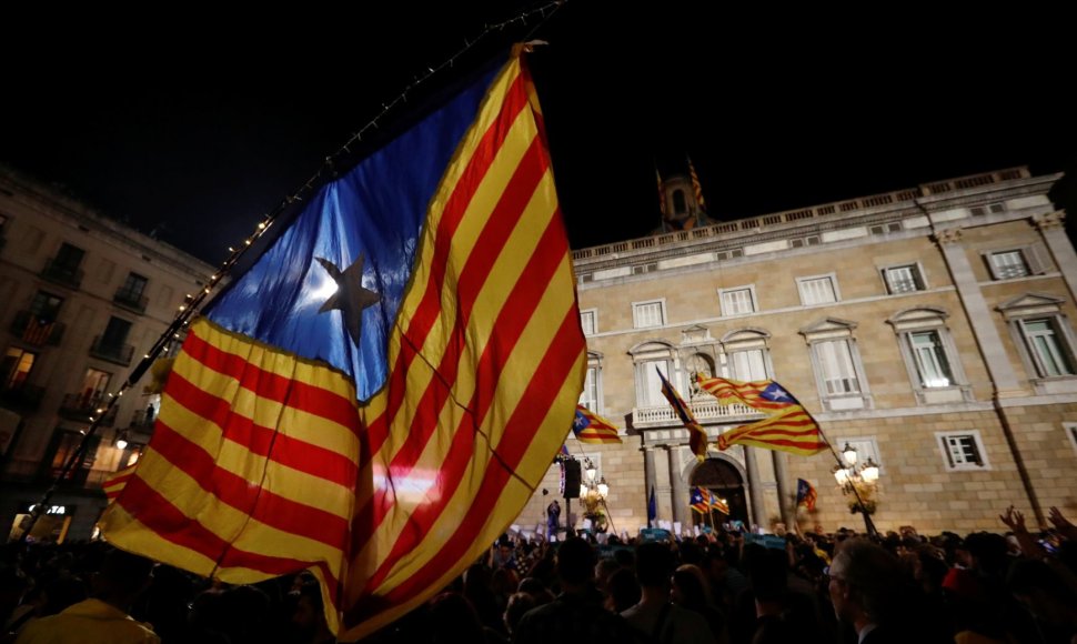 Naujosios Katalonijos „respublikos“ paskelbimas regione kursto prieštaringus jausmus.