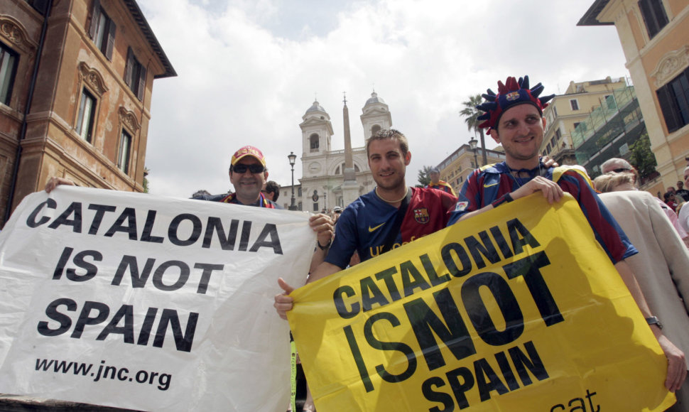 „Katalonija – ne Ispanija“, – skelbia futbolo klubo „Barcelona“ gerbėjų plakatai