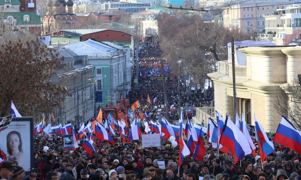 Tūkstančiai rusų šeštadienį dalyvavo eitynės Maskvoje ir Sankt Peterburge, pagerbdami opozicijos politiką Borisą Nemcovą.