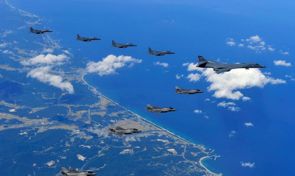 JAV ir Pietų Korėjos karo lėktuvai virš Korėjos pusiasalio