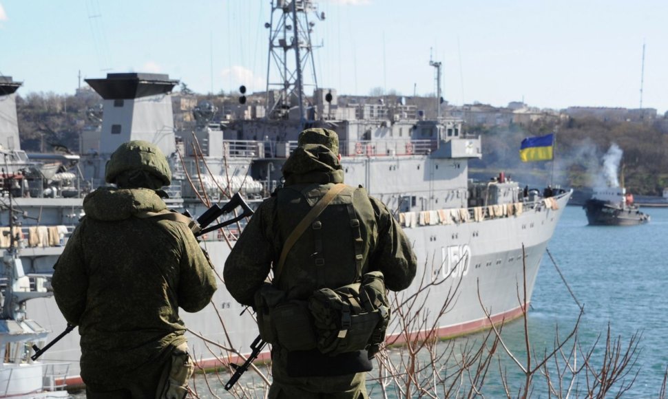 Rusijos kariai netoli Ukrainos karinio laivo „Slavutyčius“, Sevastopolyje.