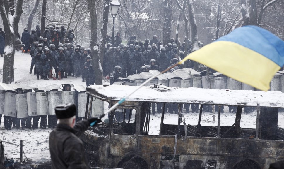 Kijeve vyras mojuoja Ukrainos vėliava.