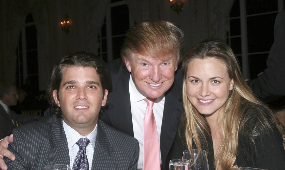 Donaldas Trumpas ir jo sūnus Donaldas Trumpas jaunesnysis su žmona Vanessa