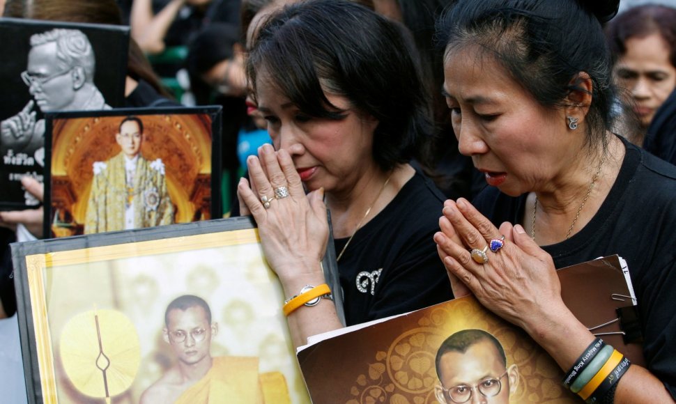Tailandas mini karaliaus Bhumibolo mirties metines ir ruošiasi jo laidotuvėms
