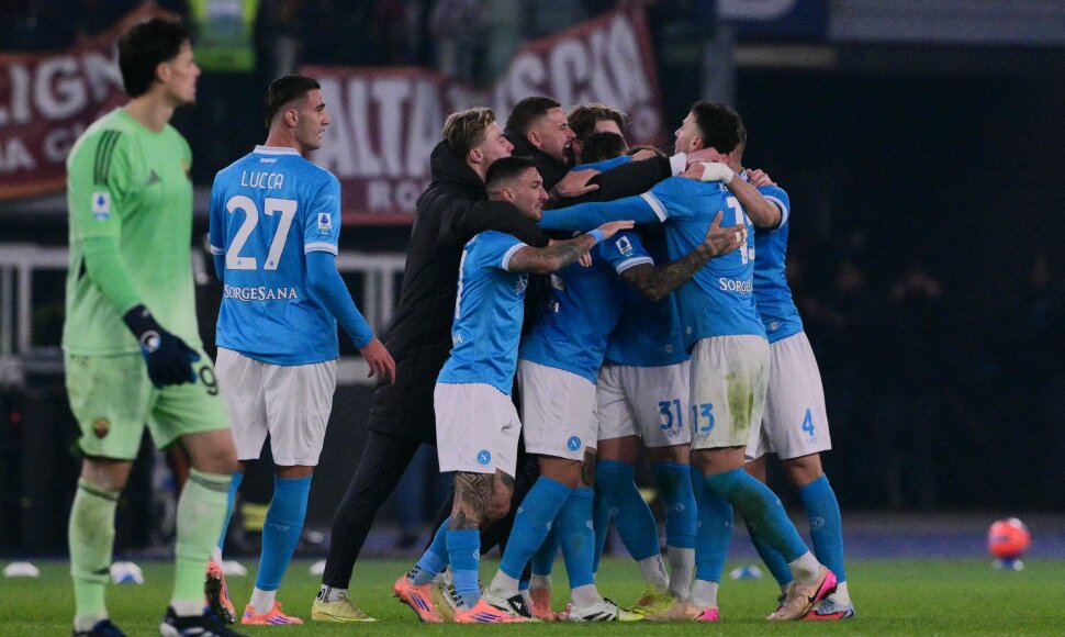 &bdquo;Napoli&ldquo; futbolininkai triumfuoja Romoje