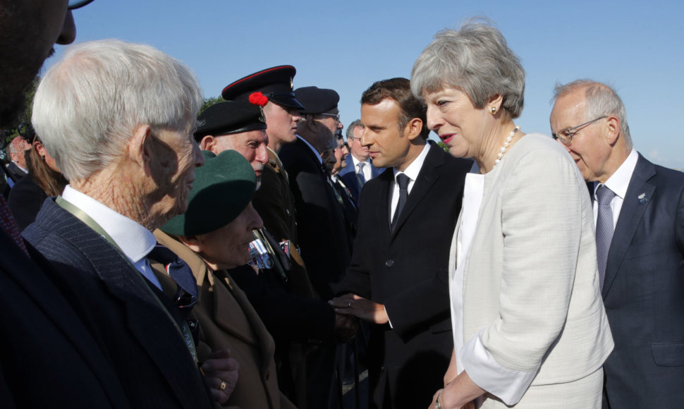 E.Macronas ir Th.May padėkojo Normandijos operacijos didvyriams