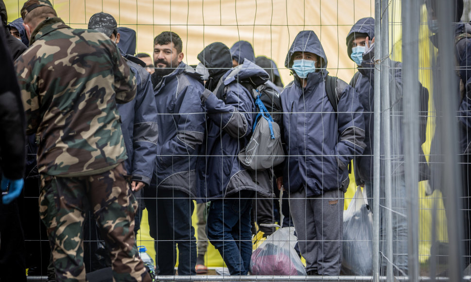 Iš Rūdninkų migrantų stovyklos (Šalčininkų r.) gyventojai iškeliami į Kybartų (Vilkaviškio r.) užsieniečių registracijos centrą