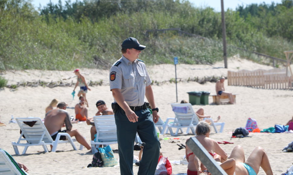 Policijos pareigūnai paplūdimyje