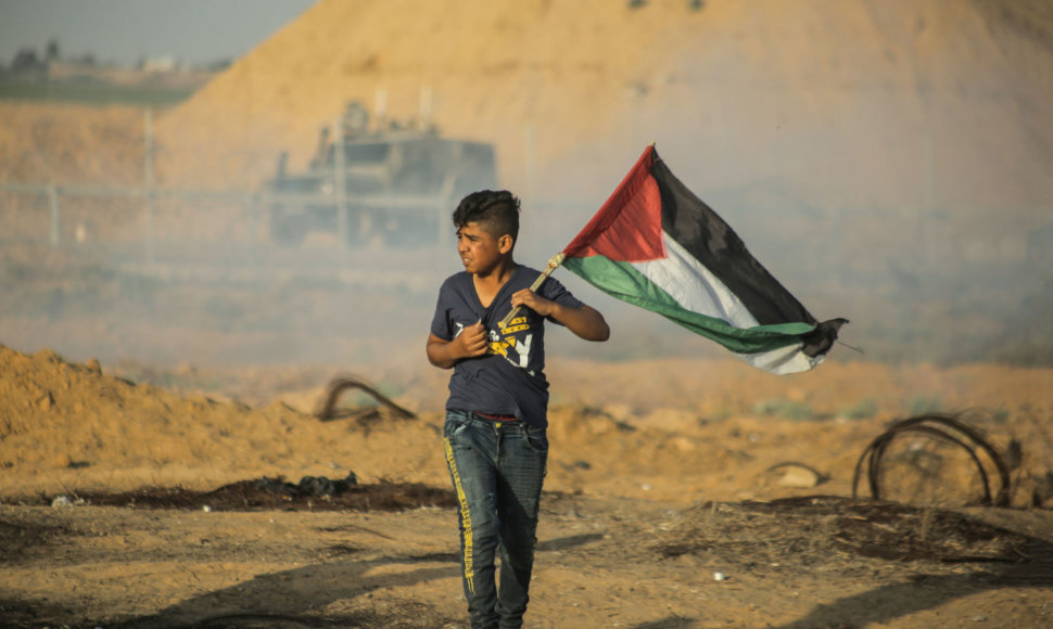 Berniukas su Palestinos vėliava