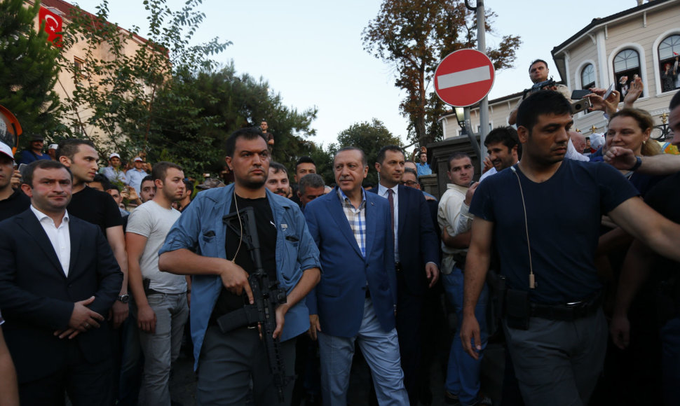 Turkijos prezidentas R.T.Erdoganas apsaugininkų apsuptyje