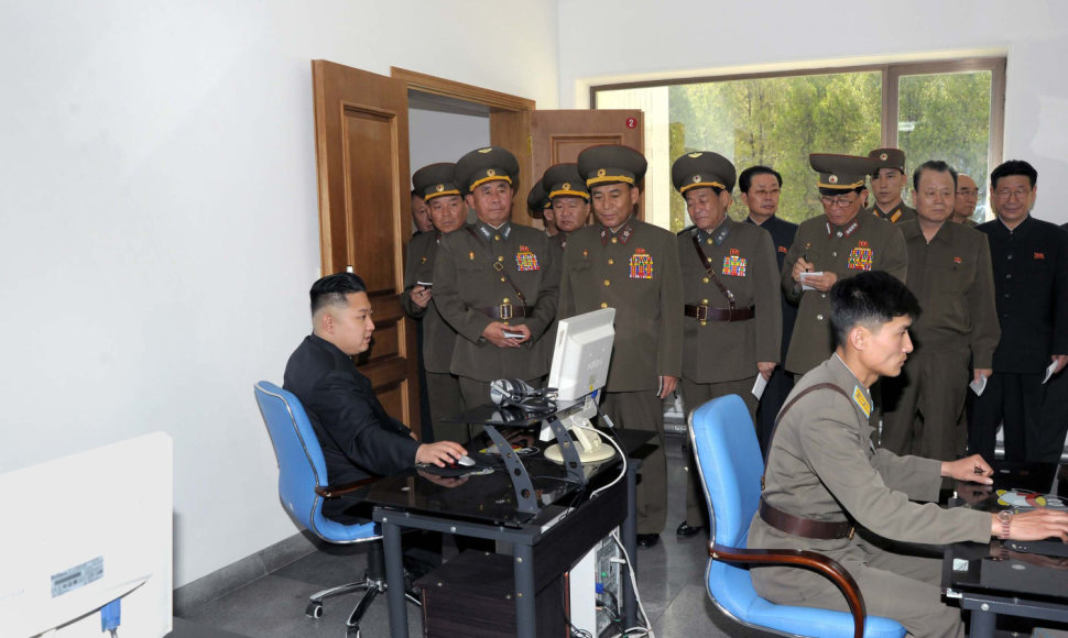 Kim Jong Unas prie kompiuterio Karinių oro pajėgų bazėje