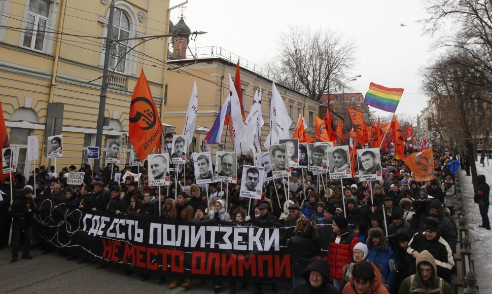 Maskvoje protestuotojai reikalavo paleisti politinius kalinius.