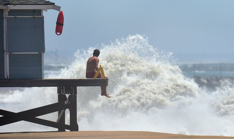 Artėjantis uraganas Marie prie Kalifornijos krantų sukėlė didėles bangas