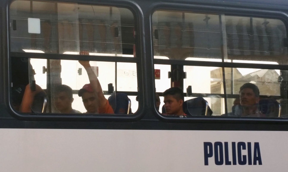 Išgelbėti migrantai policijos autobuse Meksikoje