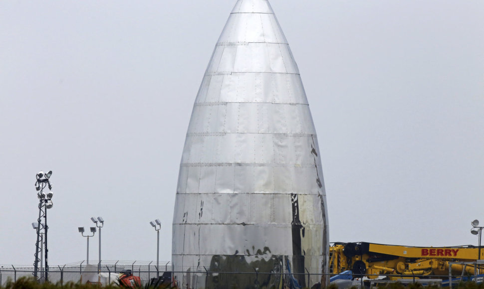 E.Muskas pademonstravo Marso raketos „Starship“ prototipą.