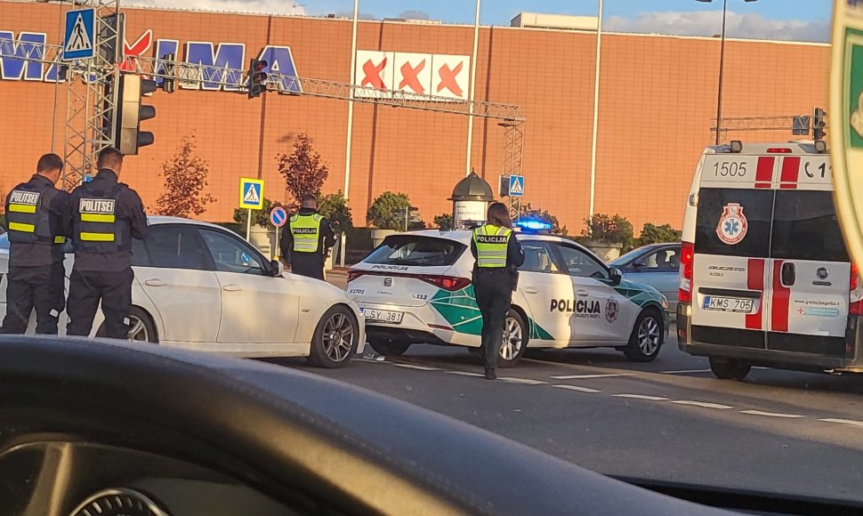 Kaune BMW įvažiavo į stovintį policijos automobilį