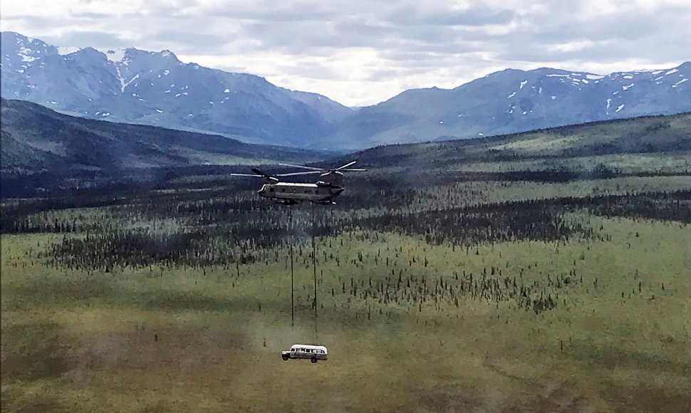 Sraigtasparnis išskraidino garsųjį „Atgal į gamtą“ autobusą
