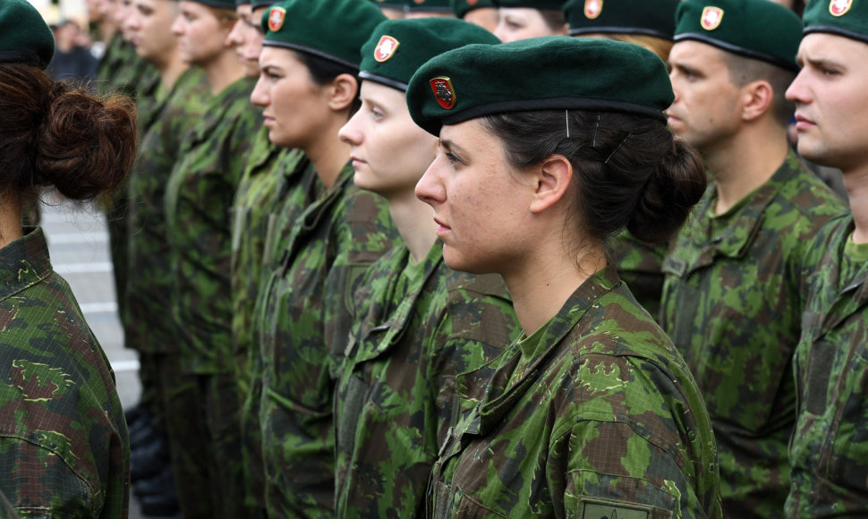 Jaunesniųjų karininkų vadų mokymų pirmojo karininko laipsnio suteikimo ceremonija