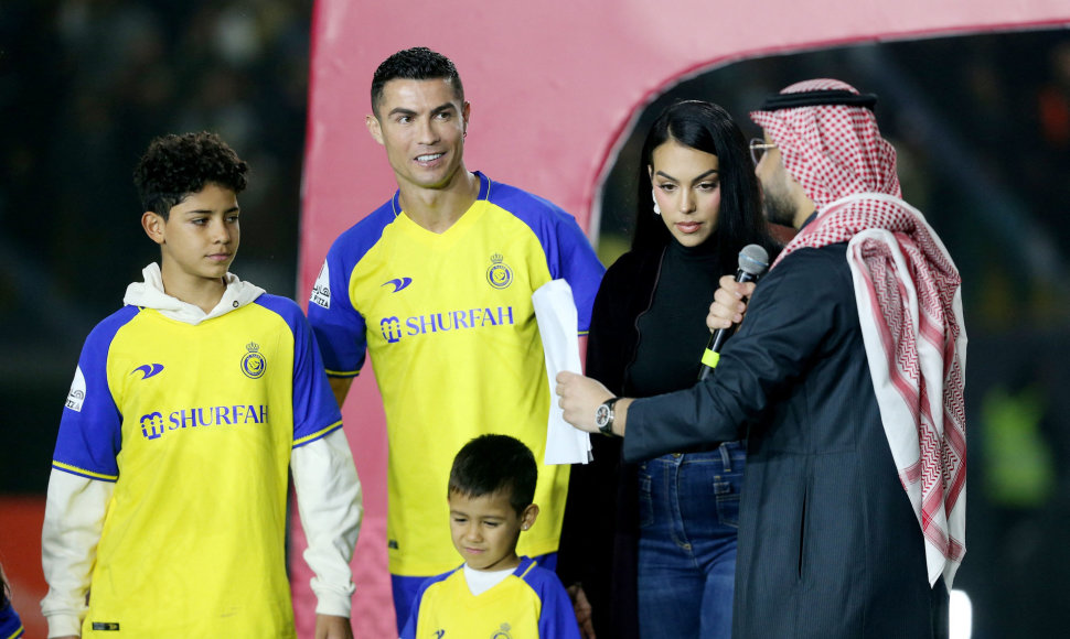 Cristiano Ronaldo su sūnumis ir Georgina Rodriguez per pristatymą „Al-Nassr“ klube