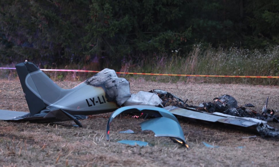Armaniškių kaime nukrito ir užsidegė sportinis lėktuvas.