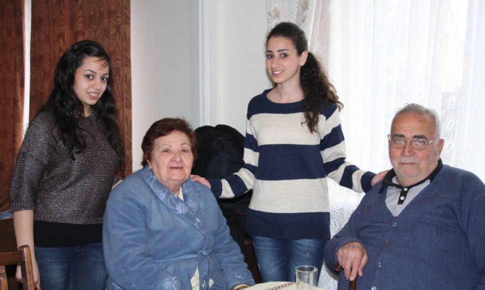 Septyniolikametė Nour (kairėje) kartu su pussesere Mary su seneliais Marin ir Raphael apsistojo pas kretingiškius Arūną ir Rūtą Šulskius. 