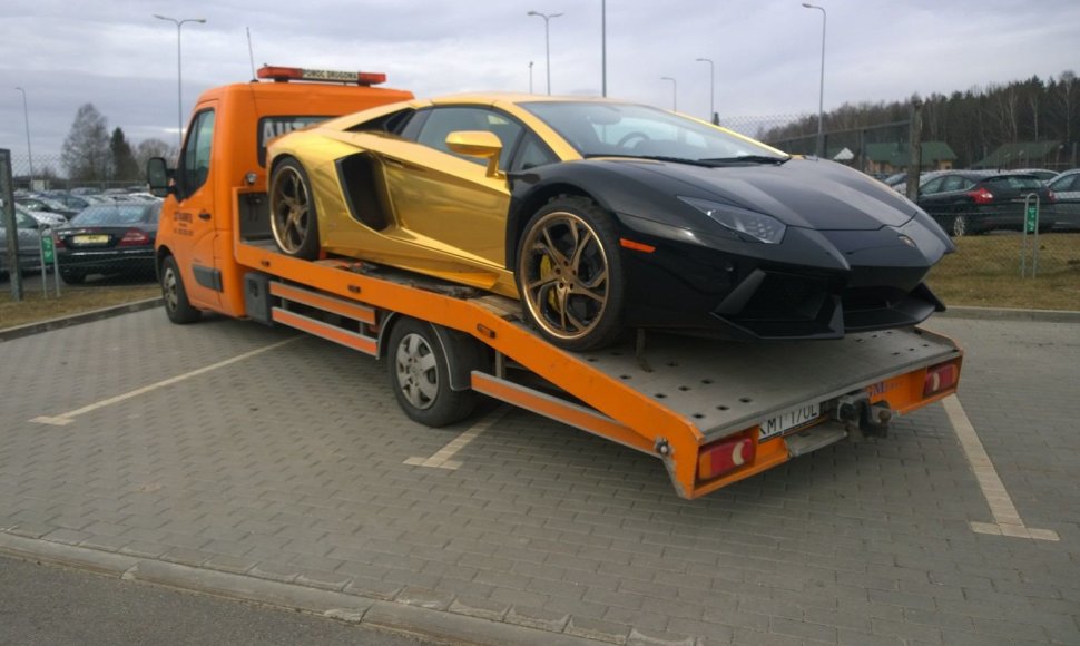 Auksaspalvis „Lamborghini Aventador“ Vilniuje