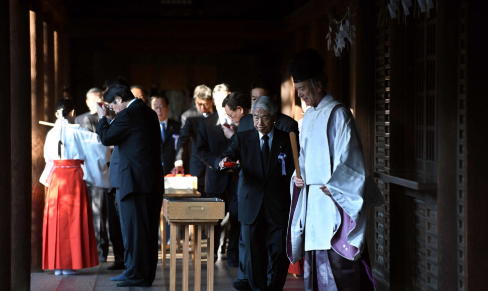 Japonijos parlamentarai apsilankė prieštaringai vertinamoje Jasukunio šventykloje