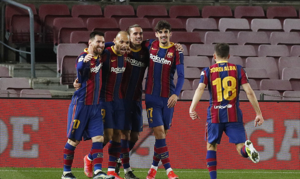 Triumfuojantys „Barcelona“ futbolininkai