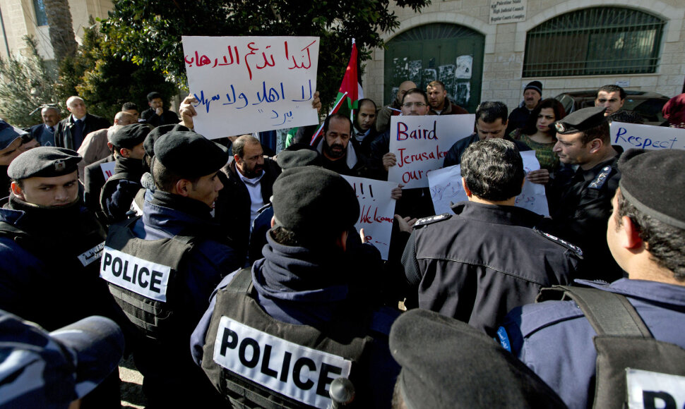 Palestiniečiai svaidė kiau&scaron;inius ir batus į Kanados užsienio reikalų ministro kortežą.