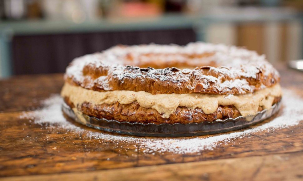 Prancūziškas plikytos tešlos su riešutiniu kremu tortas „Paris Brest“