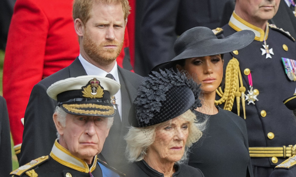 Karalius Charlesas III, karalienė konsortė Camilla, princas Harry ir Meghan Markle