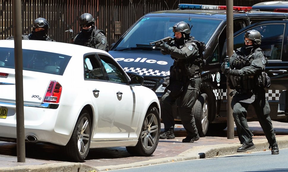 Australijos policininkai ištempė vyrą iš jo automobilio.